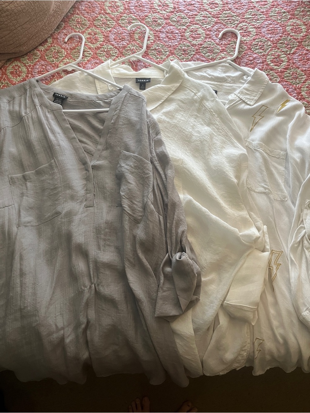 Torrid Neutral Light and white Gray Tunic Top. Drop shoulder. Size 3.